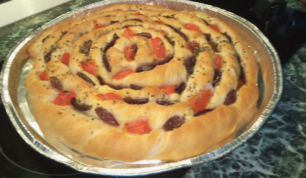 Усукана фокача с маслини, домати и риган