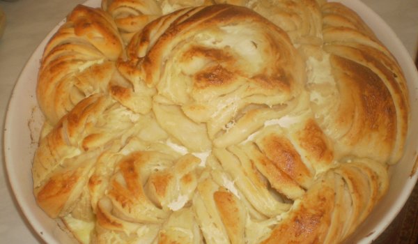 Усукана пита на охлюви със сирене и заливка