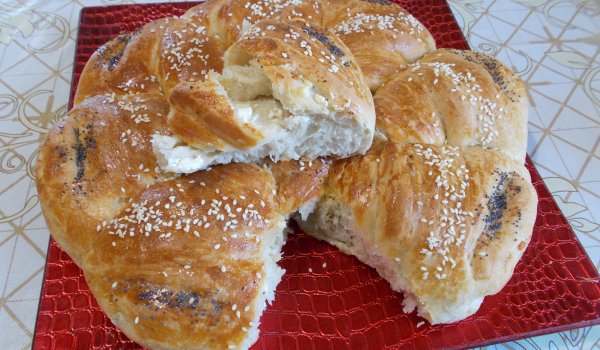 Усукана пита с кашкавал и сирене