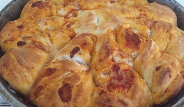 Усукана питка с доматено пюре и кашкавал