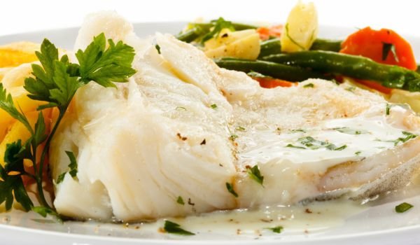 Варена бяла риба с магданоз