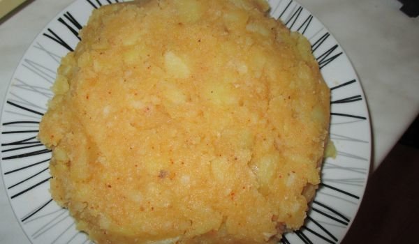 Варени и запържени картофи с червен пипер