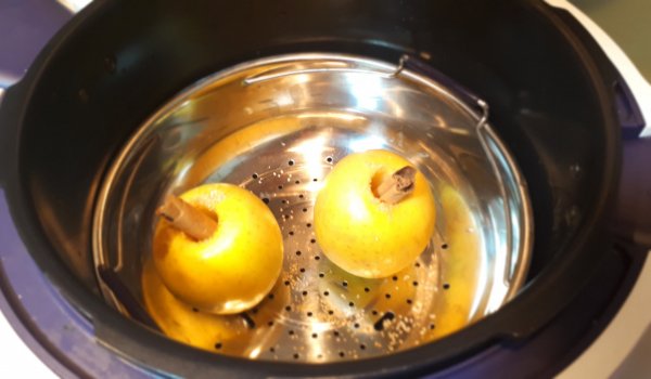Варени ябълки с канела в кукео