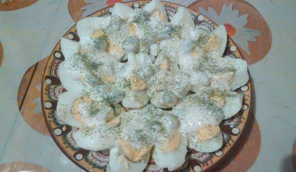 Варени яйца с млечен сос