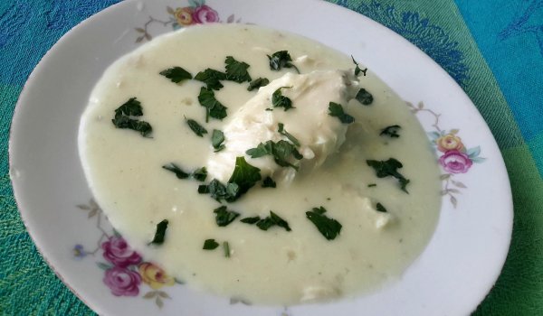 Варено пиле с млечен сос
