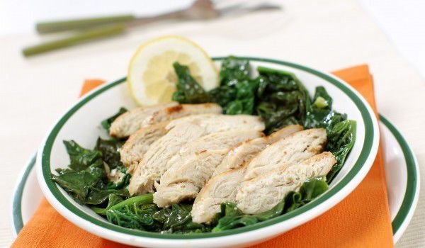 Варено пиле върху спанак