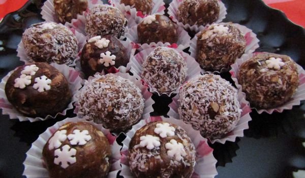 Веган бонбони с Фъстъчено масло и Фурми