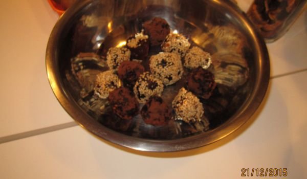 Веган бонбони с канела и сусам