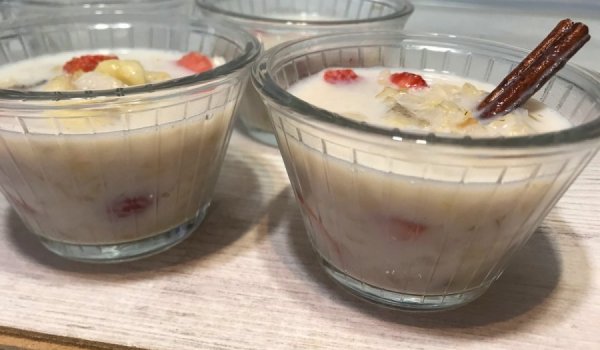 Веган мляко с кафяв ориз и ягоди