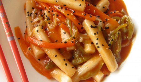 Вегетарианско токбоки (Tteokbokki) със сладко-кисел сос