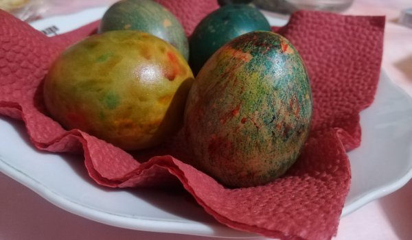 Великденски боядисани яйца
