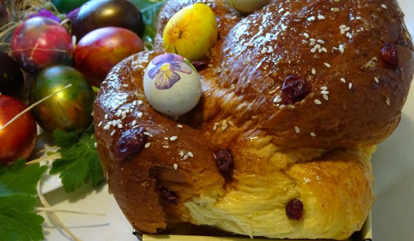 Великденски козунак с боровинки