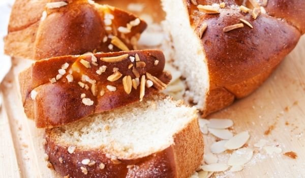 Великденски венец с бадеми