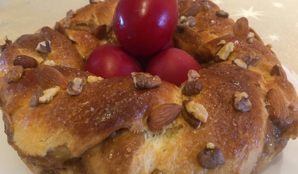 Великденски венец с тахан, мед и ядки