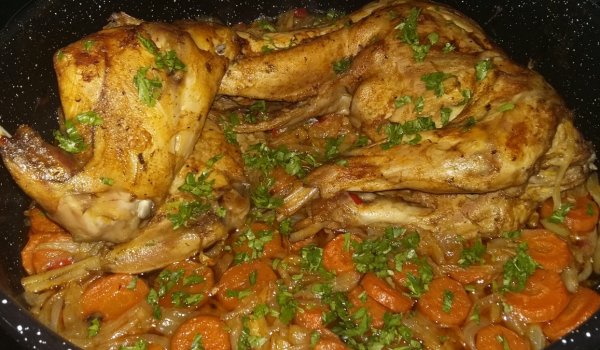 Великденско печено зайче с лук, моркови и чушка