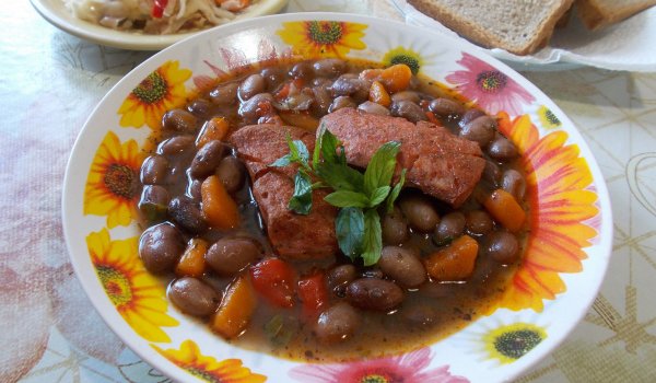 Велинградски боб с наденица