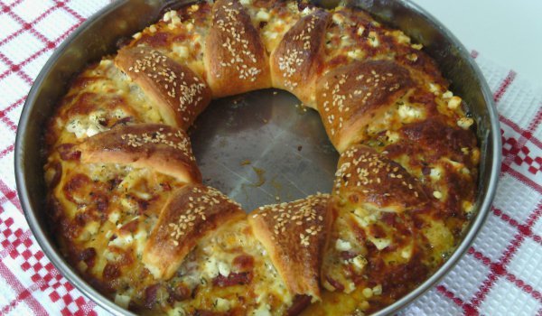 Венец пица с кашкавал, сирене, колбас и лютеница