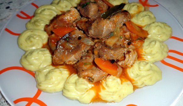 Винена свинска плешка с пюре от картофи и грах