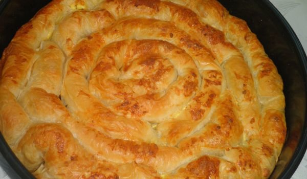 Вита баница с дебели кори