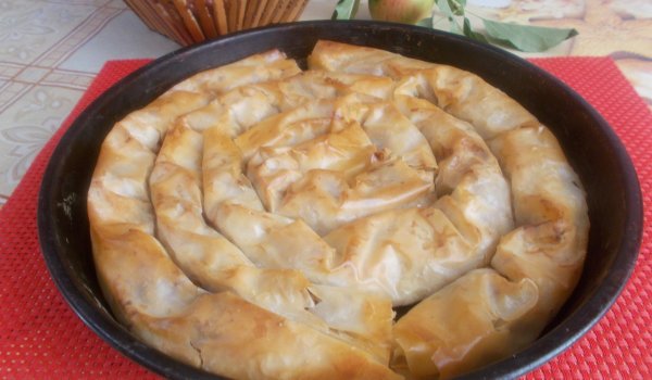 Вита баница с ябълки