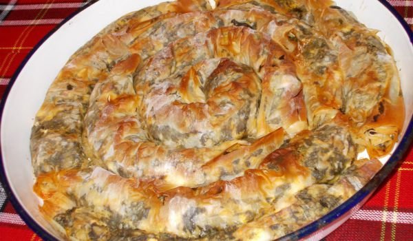 Вита баница с лапад и домашно сирене