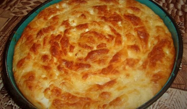 Вита баница със сирене и газирана вода