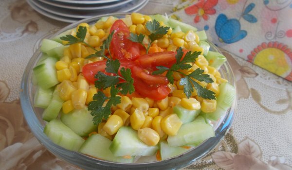 Витаминозна салата с моркови, зеле и царевица