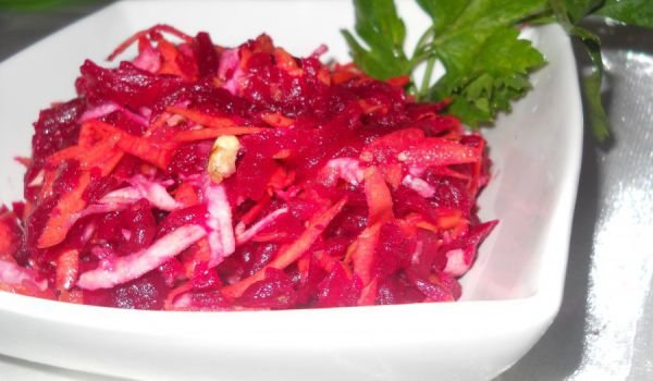 Витаминозна салата с печени орехови ядки