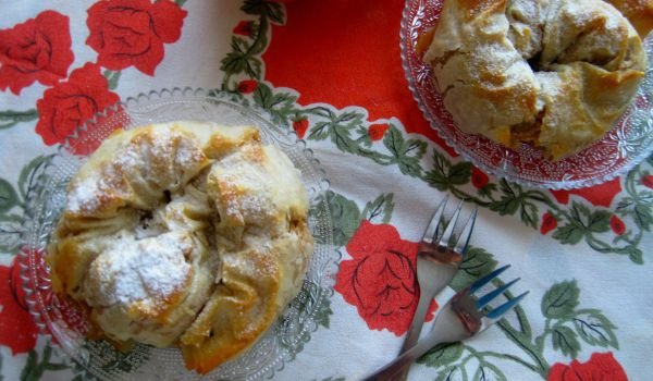 Вити банички с ябълки, канела и орехи