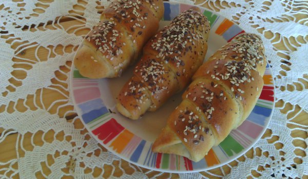 Вити кифли с типово брашно, сирене и ръсеница