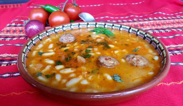 Вкусен боб с наденица