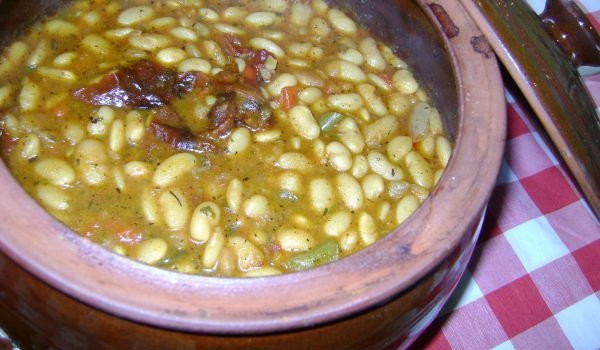 Вкусен боб в гърне с пиперки