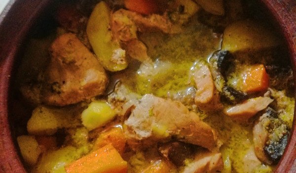 Вкусен гювеч с картофи и свинско