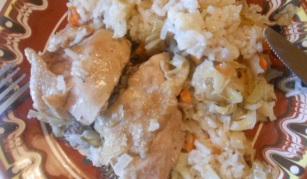 Вкусен гювеч с пуешко, карфиол и кисело зеле