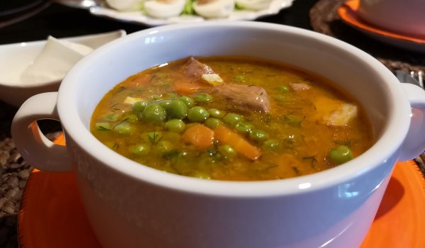 Вкусен грах със свинско месо