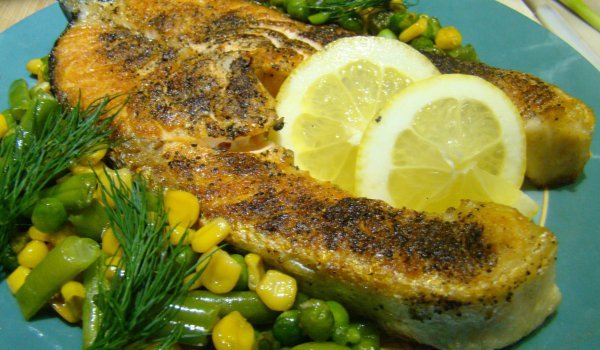 Вкусен котлет от сьомга с топла гарнитура