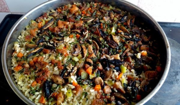 Вкусен ориз с гъби и бекон