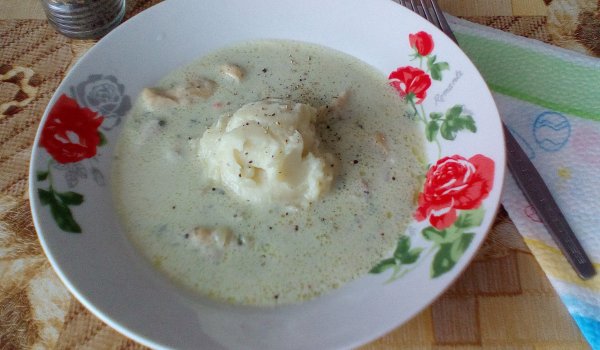 Вкусен сос с пилешки късчета и картофено пюре