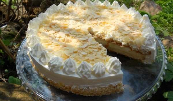 Вкусна бадемова торта