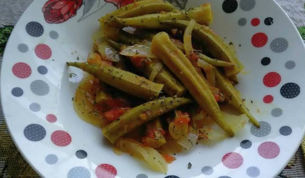 Вкусна бамя яхния по гръцки