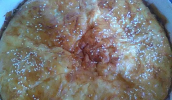 Вкусна баница с яйца, сирене и сусам