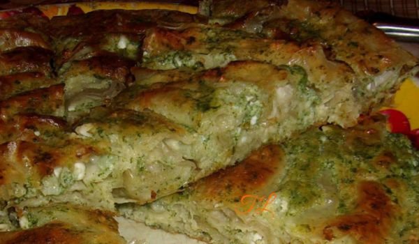 Вкусна баница със спанак и сирене