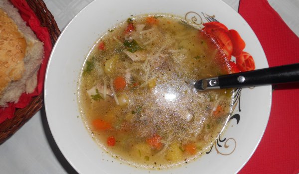 Вкусна богата пилешка супа