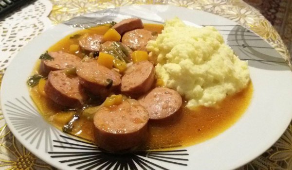 Вкусна яхния с наденица