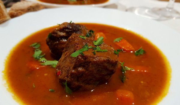 Вкусна яхния с телешки бузи