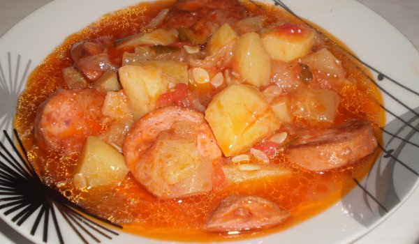Вкусна яхнийка с македонска наденица