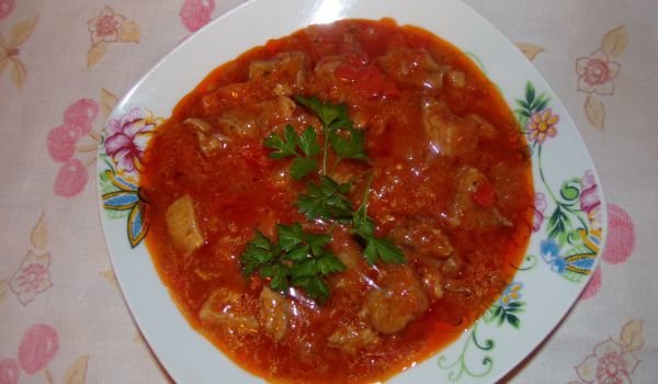 Вкусна яхнийка със свински късчета и зеленчуци