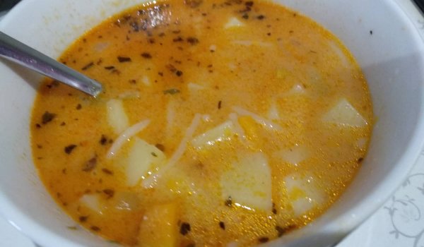 Вкусна картофена супа с домашен зеленчуков бульон