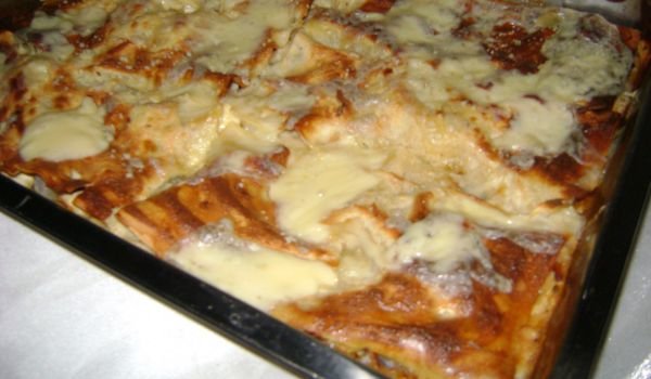 Вкусна лазаня с пилешко и пармезан