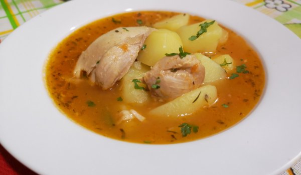 Вкусна пилешка яхния с картофи